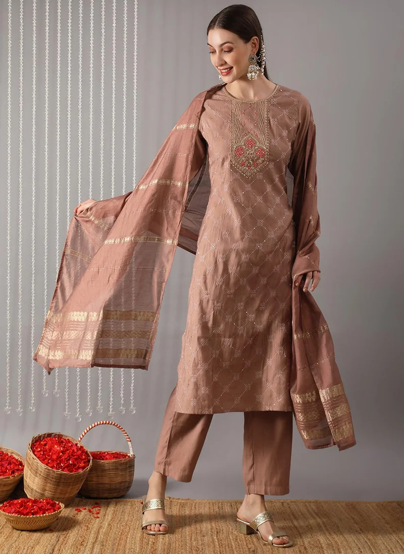 جلو باص طقم كورتا نسائي وردي مطرز بياقة مستديرة بتفاصيل غوتا باتي مع بنطلون ودوباتا منسوجة بتصميم احتفالي